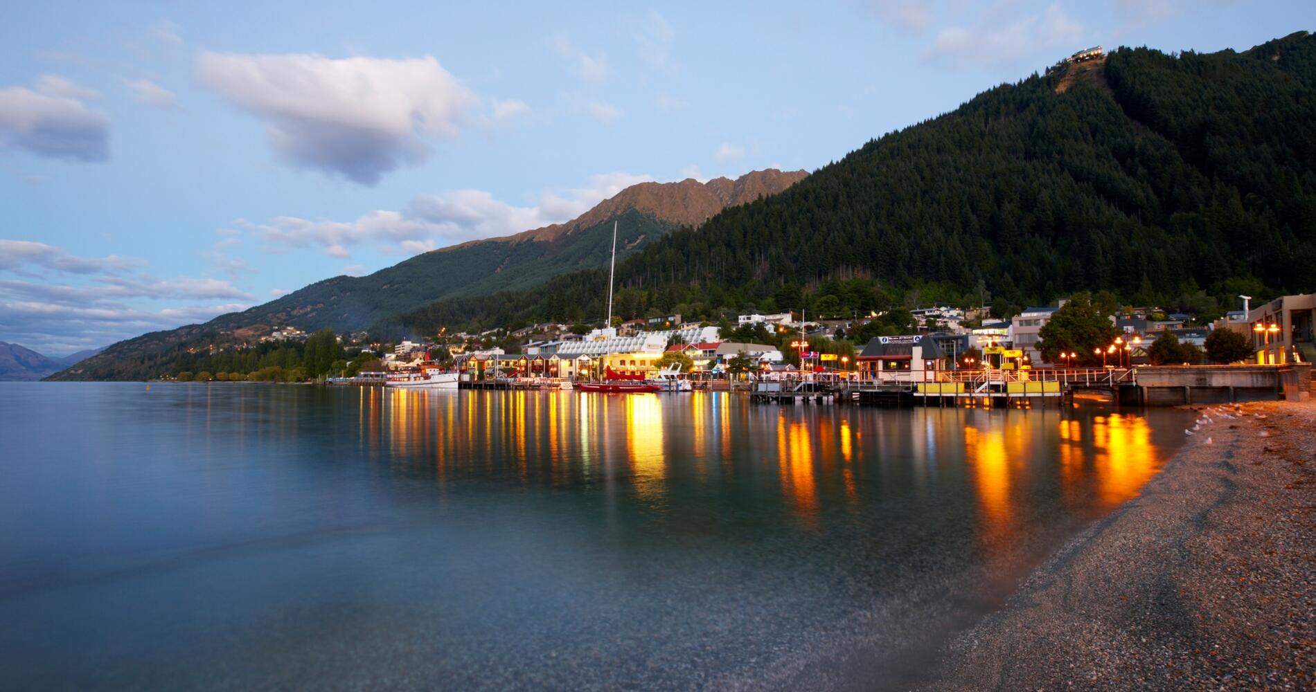 Lake Wakatipu surrounded by the mountains of Queenstown