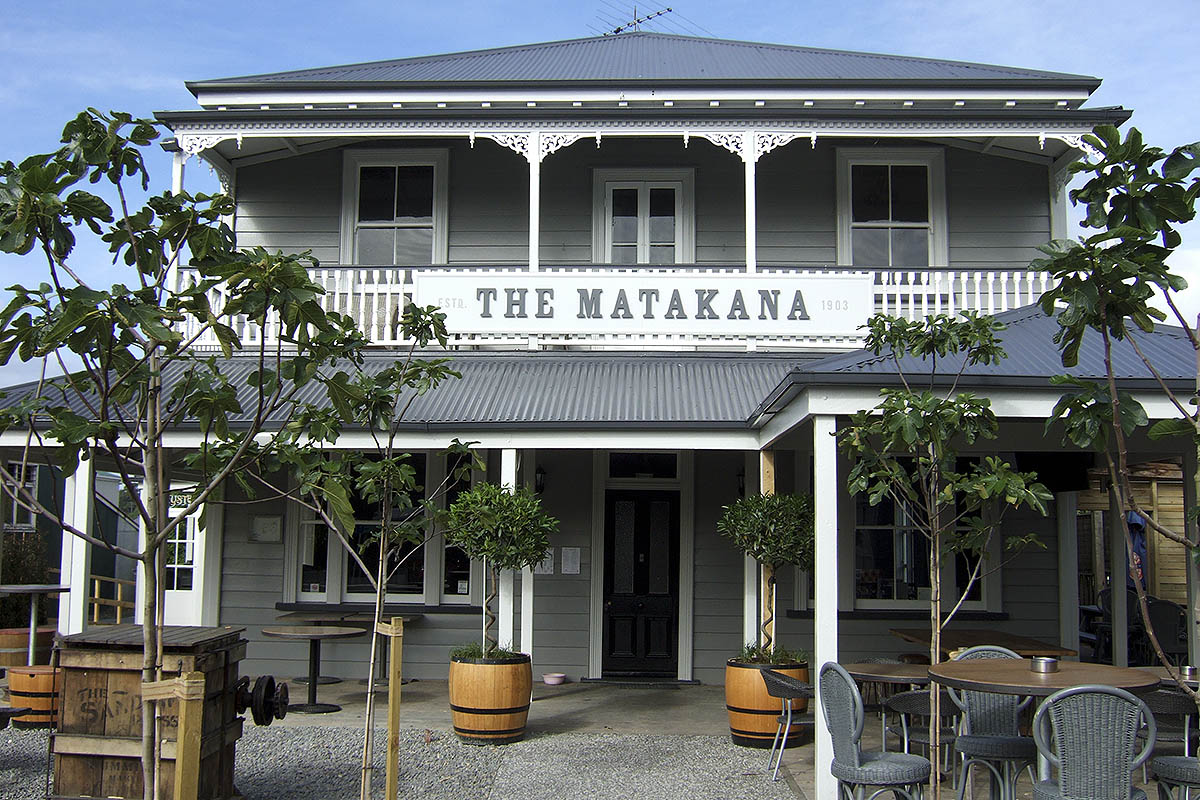 The Matakana Village Pub and its welcoming garden