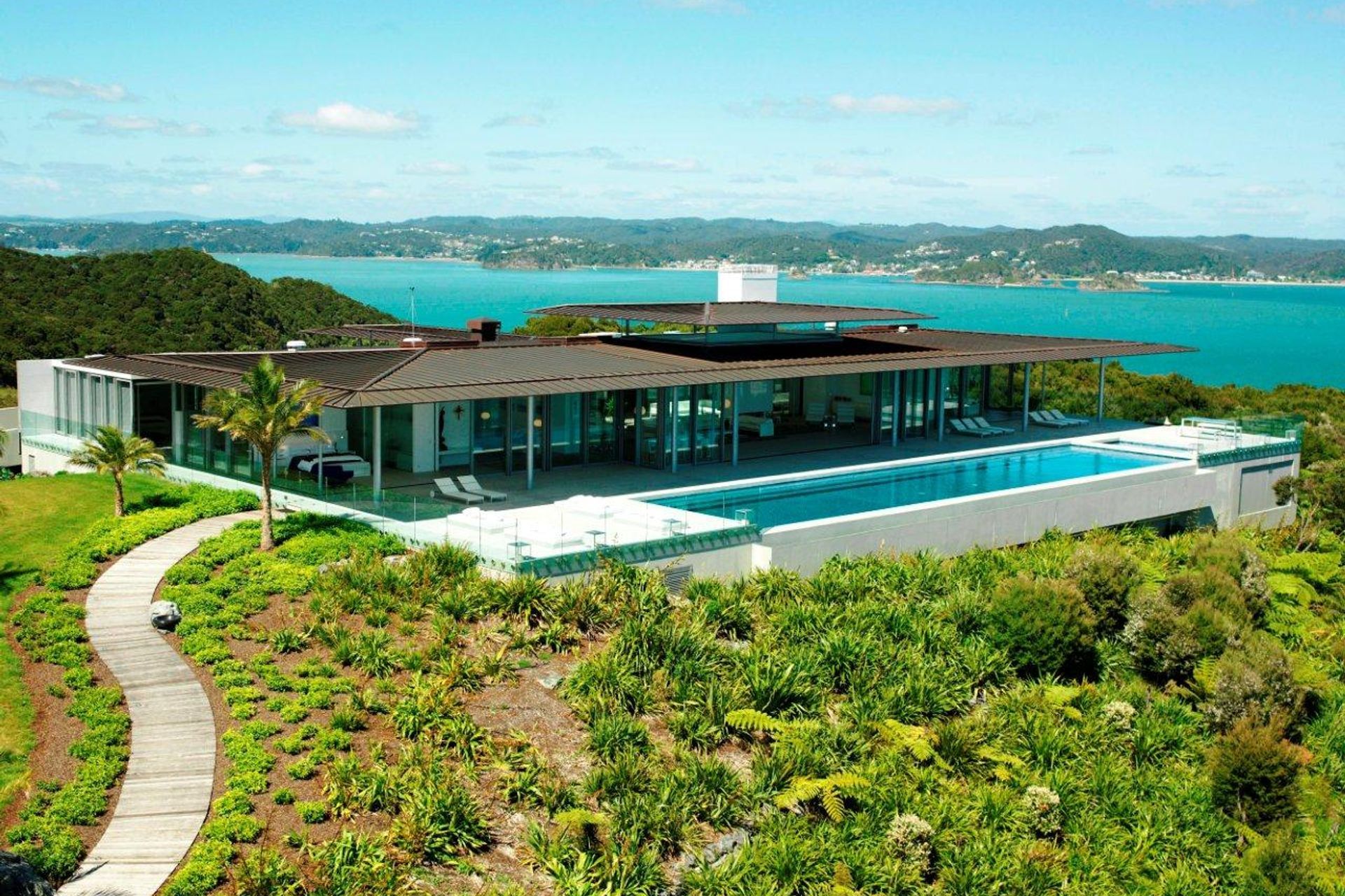 Private villa and infinity pool at Eagles Nest in Russell